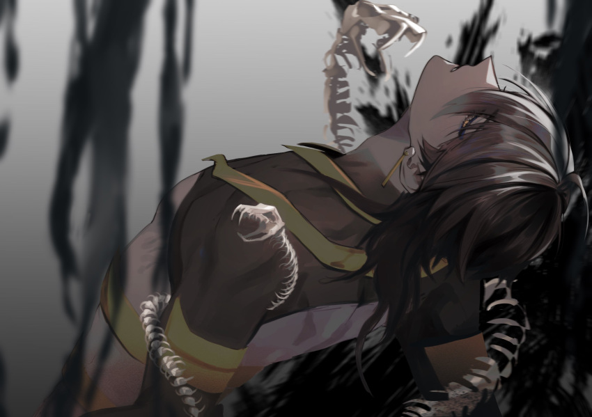 1boy animal_skeleton bare_back bishounen black_hair blue_eyeliner dabin dangle_earrings dark dark-skinned_male dark_skin earrings eyelashes eyeliner fate/grand_order fate_(series) grey_background highres jewelry leaning_back long_hair makeup male_focus ozymandias_(fate) parted_lips short_sleeves skeleton_snake solo upper_body yellow_eyes