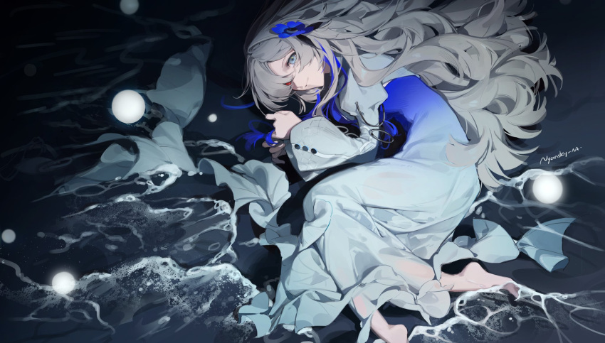 1girl blue_dress blue_eyes blue_flower blue_hair dress flower grey_hair hair_flower hair_ornament hair_over_one_eye heterochromia highres isekai_joucho kamitsubaki_studio light_smile long_hair lying multicolored_hair night nyansky on_side red_eyes shore solo two-tone_dress two-tone_hair very_long_hair virtual_youtuber water