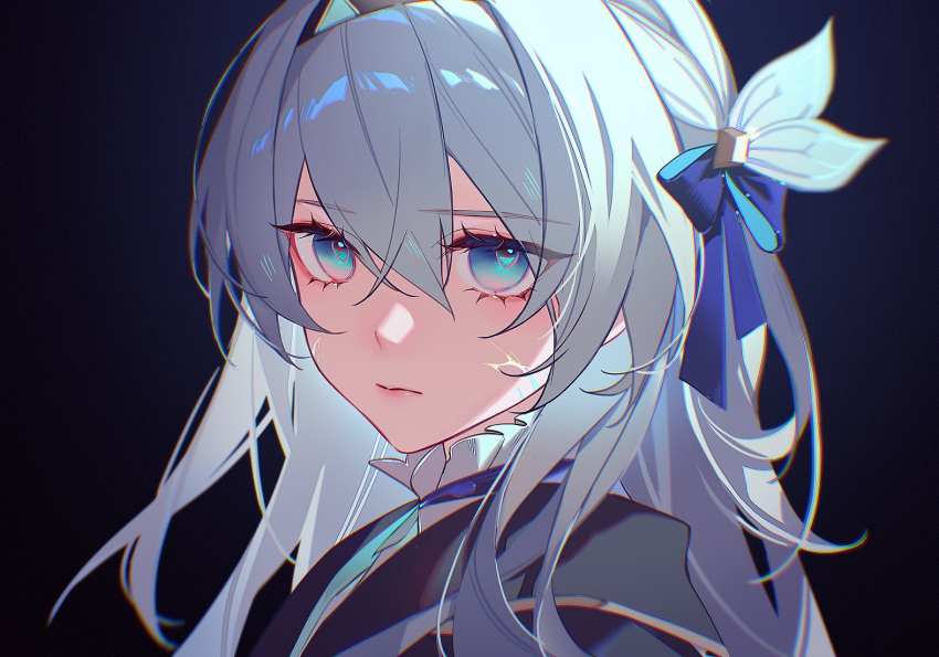 1girl black_jacket blue_ribbon closed_mouth cracked_skin dark_background expressionless firefly_(honkai:_star_rail) green_eyes grey_hair hair_between_eyes hair_ornament hair_ribbon hairband high_collar honkai:_star_rail honkai_(series) jacket jesse_(pixiv34586727) long_hair looking_at_viewer multicolored_eyes portrait ribbon solo upper_body