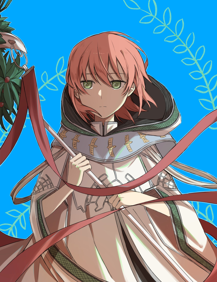 1girl absurdres blue_background cloak closed_mouth delfuze green_eyes hatori_chise highres holding holding_staff hood hood_down hooded_cloak mahou_tsukai_no_yome medium_hair pink_hair solo staff