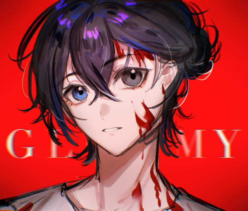 1boy ajiro_shinpei black_hair blood blood_on_clothes blood_on_face blood_on_neck blue_eyes chinese_commentary commentary crossed_bangs grey_eyes grey_shirt heterochromia highres looking_at_viewer male_focus parted_lips portrait red_background shirt short_hair simple_background solo summertime_render t-shirt wuhu_(wuhu009299)