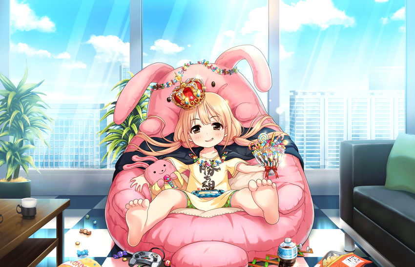 artist_request bag_of_chips bangs barefoot bean_bag_chair bike_shorts blonde_hair blush bottle bow bowl building candy candy_cane cape checkered checkered_floor chips city clothes_writing cloud controller couch crown cup cupping_glass day feet food foreshortening futaba_anzu game_console game_controller gamepad gem glint handheld_game_console holding holding_bowl idolmaster idolmaster_cinderella_girls idolmaster_cinderella_girls_starlight_stage indoors lollipop long_hair looking_at_viewer no_pants official_art plant potted_plant print_shirt print_shorts shirt shorts sitting sky skyscraper smile smirk snack soda_bottle soles solo star star_print stuffed_animal stuffed_bunny stuffed_toy sunlight swirl_lollipop t-shirt table toy twintails window yellow_shirt