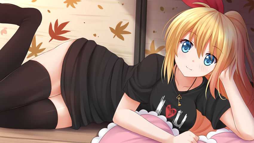 alternate_costume arm_support bangs black_legwear black_shirt blonde_hair blue_eyes blush bow breasts closed_mouth clothes_writing eyebrows eyebrows_visible_through_hair hair_bow hand_on_own_head head_rest heart highres jewelry kazenokaze key key_necklace kirisaki_chitoge large_breasts leaf_print long_hair long_legs looking_at_viewer lying necklace nisekoi on_side pendant pillow red_bow shirt short_sleeves side_ponytail smile solo t-shirt thighhighs