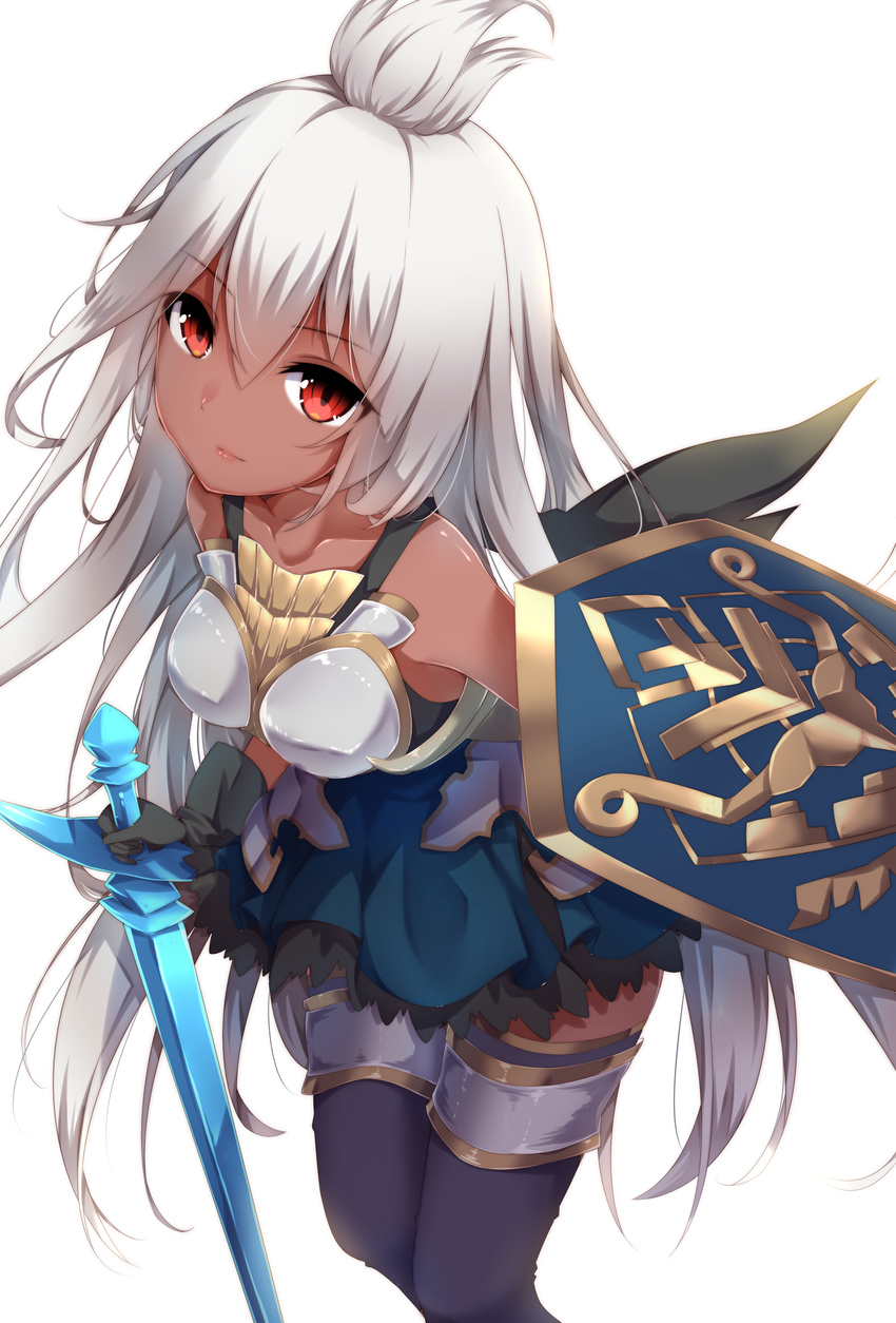 absurdres ahoge amane_tari armor armored_dress bangs black_gloves black_legwear closed_mouth collarbone dark_skin dress eyebrows eyebrows_visible_through_hair gloves granblue_fantasy hair_between_eyes highres holding holding_shield holding_sword holding_weapon long_hair looking_at_viewer pink_lips red_eyes shield simple_background solo sword thigh_strap thighhighs very_long_hair weapon white_background white_hair zooey_(granblue_fantasy)