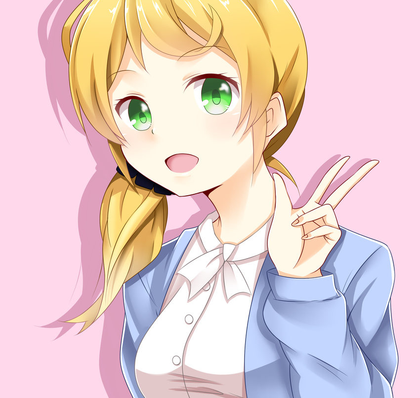 bangs black_scrunchie blonde_hair caucasian ellen_baker green_eyes hair_ornament hair_scrunchie highres long_hair long_sleeves looking_at_viewer low_ponytail new_horizon non-asian open_mouth pink_background scrunchie seno_(nanrandesu) simple_background smile solo upper_body w