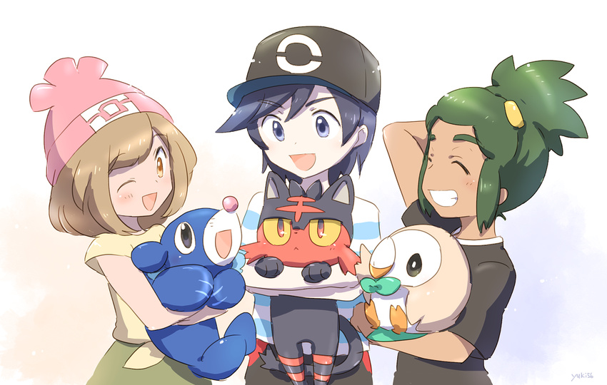 2boys bangs black_hair blonde_hair blue_eyes blush carrying gen_7_pokemon green_hair grin half_updo hat hau_(pokemon) litten mizuki_(pokemon) multiple_boys one_eye_closed pokemon pokemon_(creature) pokemon_(game) pokemon_sm popplio rowlet shirt short_hair short_ponytail smile striped striped_shirt swept_bangs tan white_background you_(pokemon) yuki56