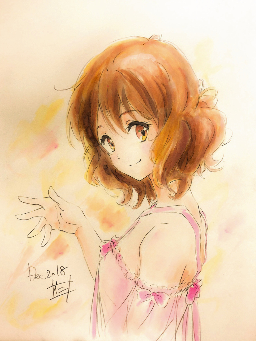 1girl bare_shoulders blouse bow brown_eyes brown_hair collarbone color_ink_(medium) commentary dated eyebrows_visible_through_hair from_side hibike!_euphonium highres looking_at_viewer looking_to_the_side nii_manabu oumae_kumiko pink_blouse signature smile solo spaghetti_strap upper_body waving wavy_hair