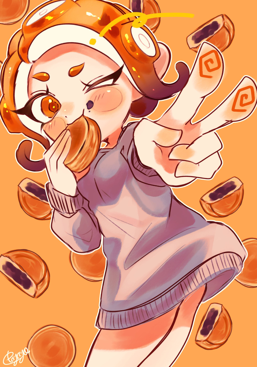 1girl absurdres ass ass_peek commentary_request eating eyelashes feet_out_of_frame food grey_shirt highres holding holding_food octoling octoling_girl one_eye_closed orange_background payayo884 red_eyes red_hair shirt short_hair signature solo splatoon_(series) splatoon_3 tentacle_hair thick_eyebrows v