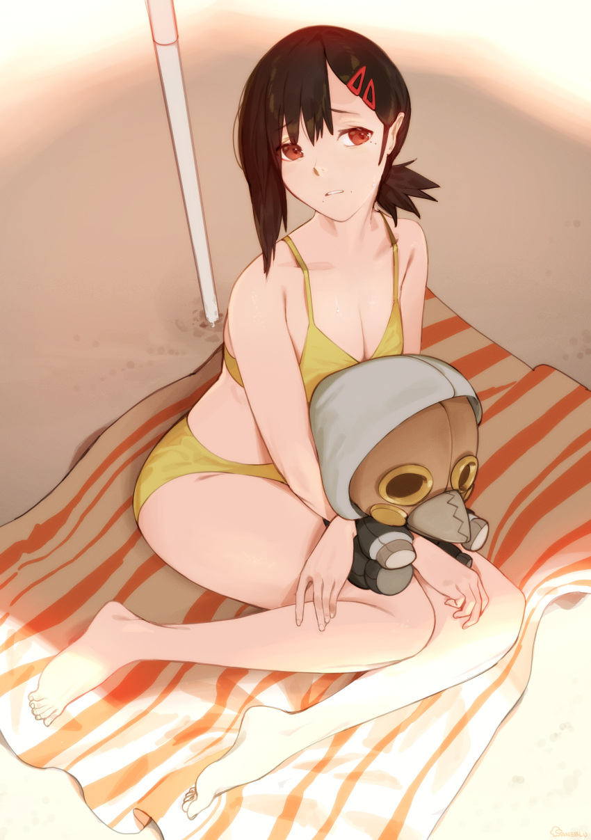 absurdres beach beach_towel bikini black_hair breasts chainsaw_man character_doll hair_ornament hairclip higashiyama_kobeni highres medium_breasts parted_lips raneblu red_eyes sitting swimsuit towel violence_fiend_(chainsaw_man) yellow_bikini yokozuwari