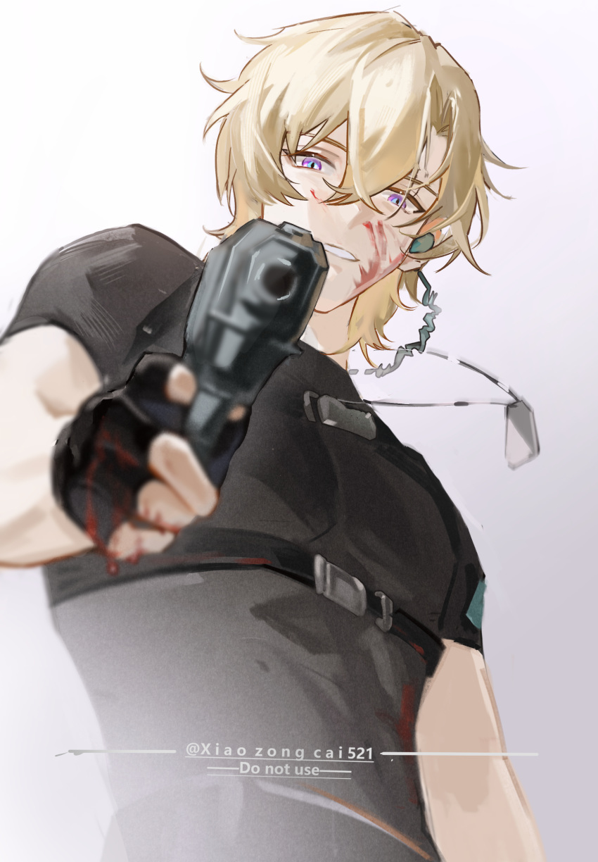1boy absurdres aventurine_(honkai:_star_rail) black_gloves black_shirt blonde_hair blood blood_on_clothes blood_on_face dog_tags fingerless_gloves gloves gun hair_between_eyes highres holding holding_gun holding_weapon honkai:_star_rail honkai_(series) jewelry looking_at_viewer male_focus multicolored_eyes necklace official_alternate_costume shirt short_hair solo t-shirt weapon xiaozongcai521