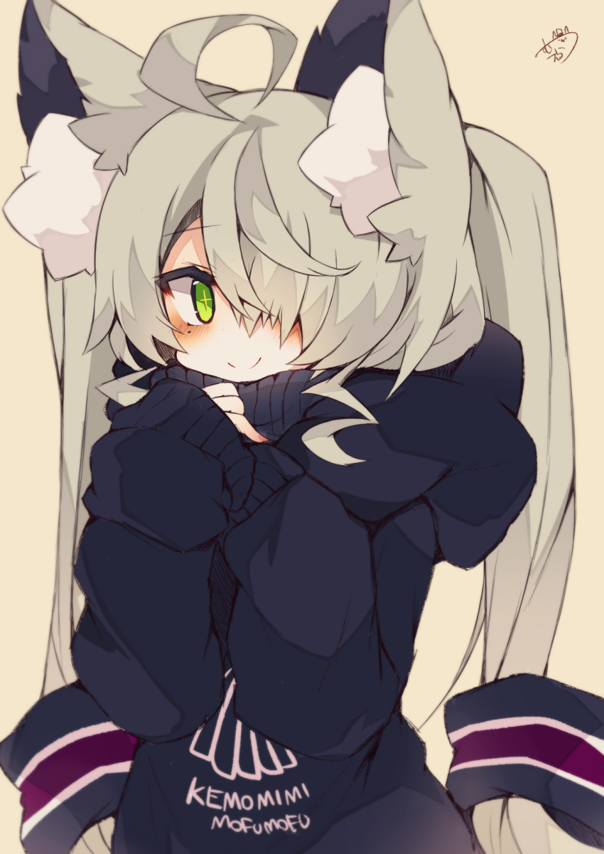 +_+ 1girl ahoge animal_ear_fluff bangs black_hoodie blush brown_background closed_mouth clothes_writing commentary_request eyebrows_visible_through_hair green_eyes grey_hair hair_over_one_eye hands_up highres hood hood_down hoodie long_hair long_sleeves looking_at_viewer muuran original romaji signature simple_background sleeves_past_wrists smile solo twintails upper_body very_long_hair