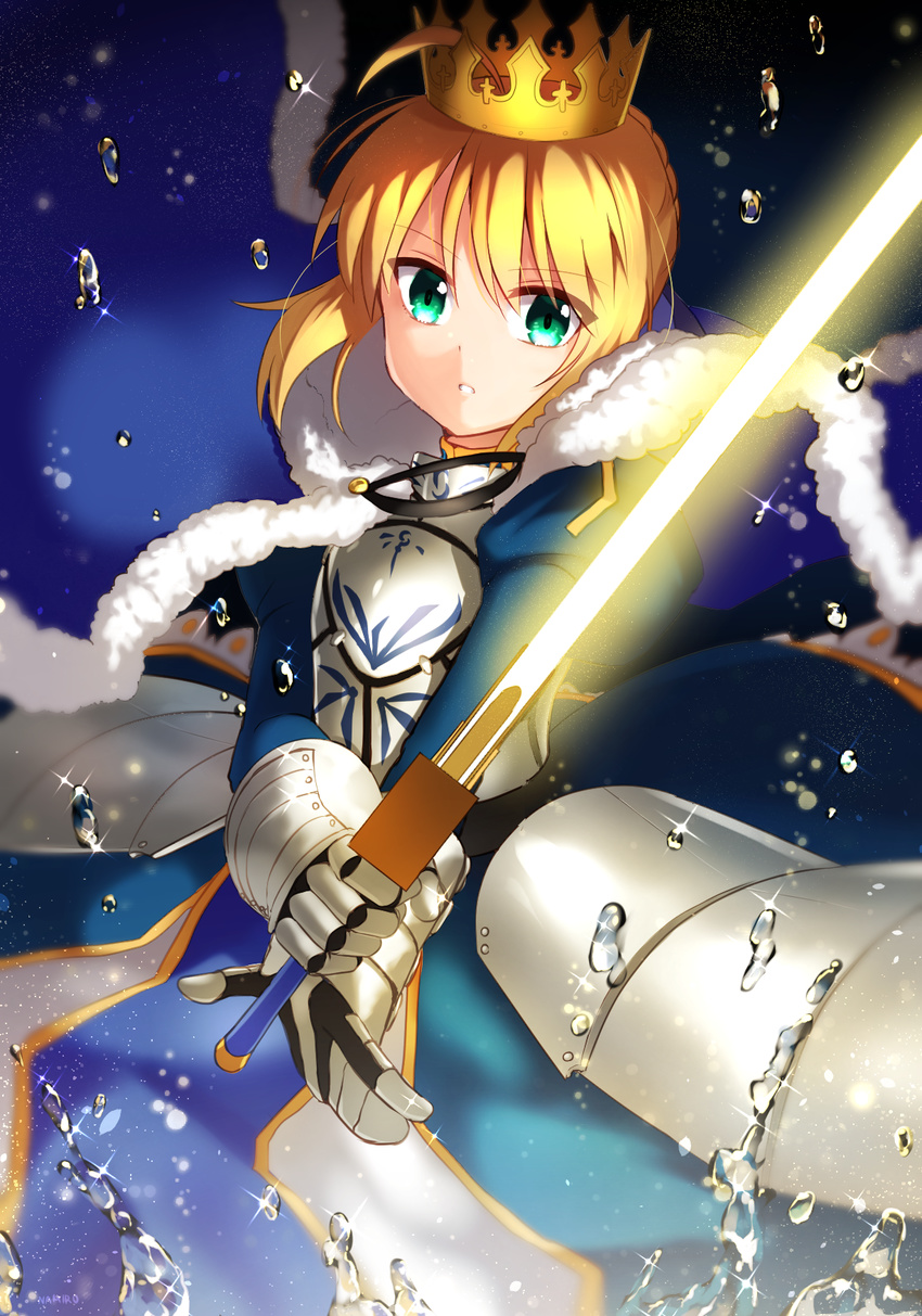 ahoge armor armored_dress artoria_pendragon_(all) bad_id bad_pixiv_id blonde_hair blue_cape cape crown excalibur fate/grand_order fate_(series) gauntlets glowing glowing_sword glowing_weapon green_eyes highres ichiren_namiro long_hair saber solo water weapon