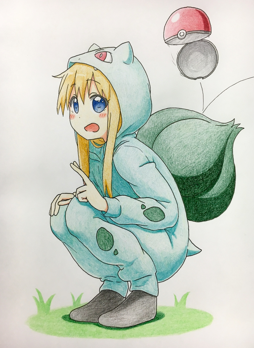 :d absurdres blonde_hair blue_eyes bulbasaur bulbasaur_(cosplay) cosplay costume dokka_no_kuni_no_kokuou gen_1_pokemon grass highres open_mouth open_poke_ball poke_ball poke_ball_(generic) pokemon simple_background smile solo squatting toshinou_kyouko traditional_media v white_background yuru_yuri