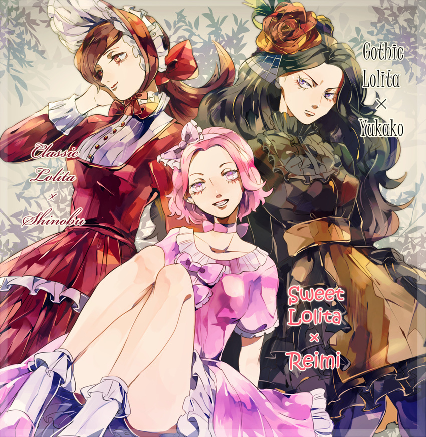 black_dress black_hair bow brown_eyes brown_hair collarbone dress flower gothic_lolita grin hair_bow hair_flower hair_ornament hairband headdress jojo_no_kimyou_na_bouken kawajiri_shinobu lavender_eyes leaf lolita_fashion lolita_hairband manoko multiple_girls pink_dress pink_eyes pink_hair red_dress smile sugimoto_reimi yamagishi_yukako