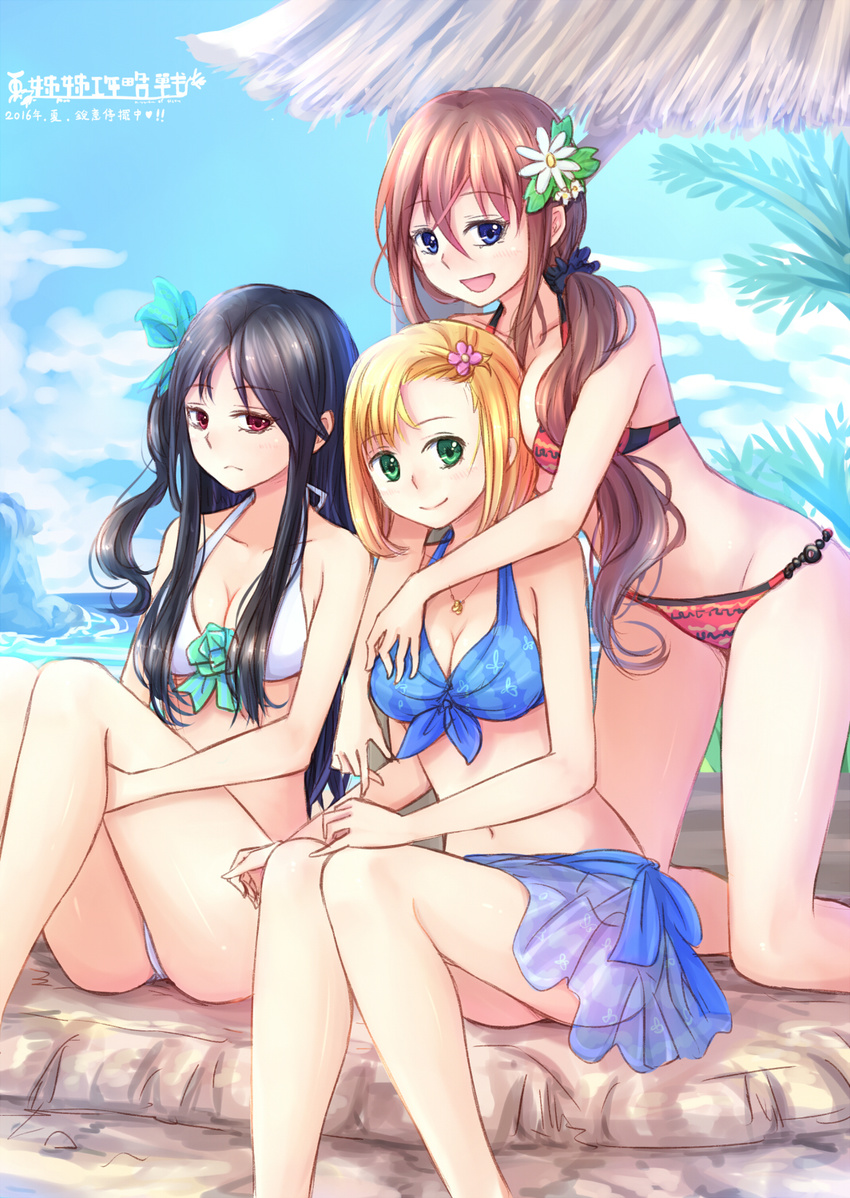 :d bikini black_hair blonde_hair blue_eyes breasts brown_hair cleavage flower front-tie_top frown green_eyes hair_flower hair_ornament highres jewelry long_hair looking_at_viewer medium_breasts mu_ying_rong multiple_girls navel open_mouth original pendant ponytail red_eyes sarong shiny shiny_skin sitting smile suikakitsu_shiro swimsuit tong_ya_xi xia_you_qing