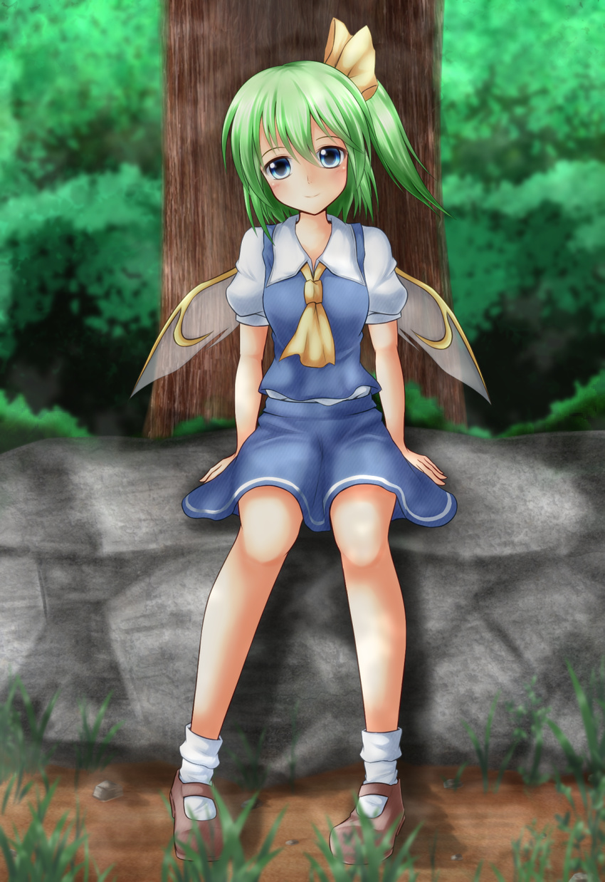 against_tree ascot blue_eyes blurry bobby_socks daiyousei depth_of_field fairy_wings grass green_hair hair_ribbon head_tilt highres looking_at_viewer mary_janes nogiguchi pebble ribbon shoes short_hair side_ponytail sitting sitting_on_rock skirt skirt_set smile socks solo touhou tree wings