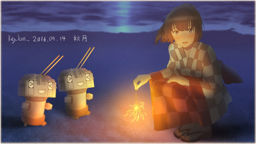 &gt;_&lt; absurdres akizuki_(kantai_collection) artist_name bangs beach black_eyes black_hair blurry blush breasts character_name checkered checkered_kimono chou-10cm-hou-chan cleavage closed_eyes collarbone commentary_request dated depth_of_field fireworks hand_on_own_knee highres japanese_clothes kantai_collection key_kun kimono long_sleeves looking_at_viewer medium_breasts night obi open_mouth outdoors ponytail sand sandals sash senkou_hanabi smile sparkler squatting water wide_sleeves yukata