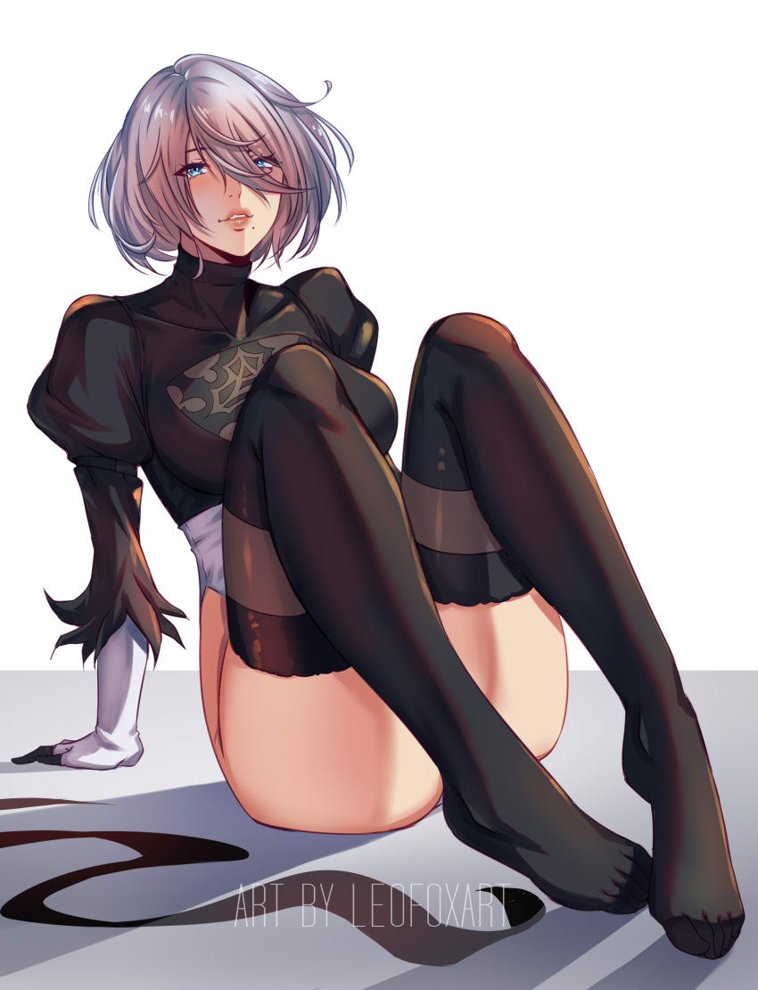 1girl 2b_(nier:automata) absurdres arm_support artist_name black_dress black_gloves black_thighhighs blue_eyes breasts cleavage_cutout clothing_cutout commentary dress feather-trimmed_sleeves gloves hair_between_eyes highres juliet_sleeves knees_up large_breasts leofoxart leotard lips long_sleeves looking_at_viewer mole mole_under_mouth nier:automata nier_(series) no_blindfold parted_lips puffy_sleeves short_hair simple_background smile solo thighhighs two-sided_dress two-sided_fabric white_hair white_leotard