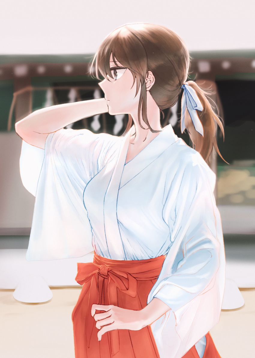 100zi 1girl arm_up blurry blurry_background brown_hair closed_mouth depth_of_field girls_und_panzer grey_eyes hair_ribbon hakama highres japanese_clothes kimono long_sleeves looking_ahead medium_hair mika_(girls_und_panzer) miko ponytail red_hakama ribbon solo upper_body white_kimono white_ribbon wide_sleeves