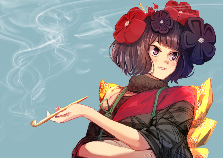 1girl benbe black_hair black_kimono blue_background blush fate/grand_order fate_(series) flower fur-trimmed_kimono fur_trim hair_flower hair_ornament highres holding holding_smoking_pipe japanese_clothes katsushika_hokusai_(fate) kimono looking_to_the_side parted_lips purple_eyes short_hair simple_background smile smoke smoking_pipe solo tasuki upper_body