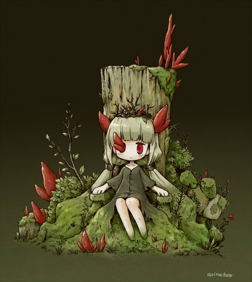 1girl arinu arm_rest barefoot blunt_bangs blush branch bush chibi closed_mouth commentary_request crown dirty dirty_feet dress expressionless faux_figurine flower gradient_background green_background green_dress highres horns long_hair looking_at_viewer low_twintails missing_eye moss overgrown red_eyes red_flower robot_(void_terrarium) sapling short_sleeves sidelocks sitting solo straight-on throne toriko_(void_terrarium) torn_clothes torn_dress tree_stump twintails very_long_hair void_terrarium