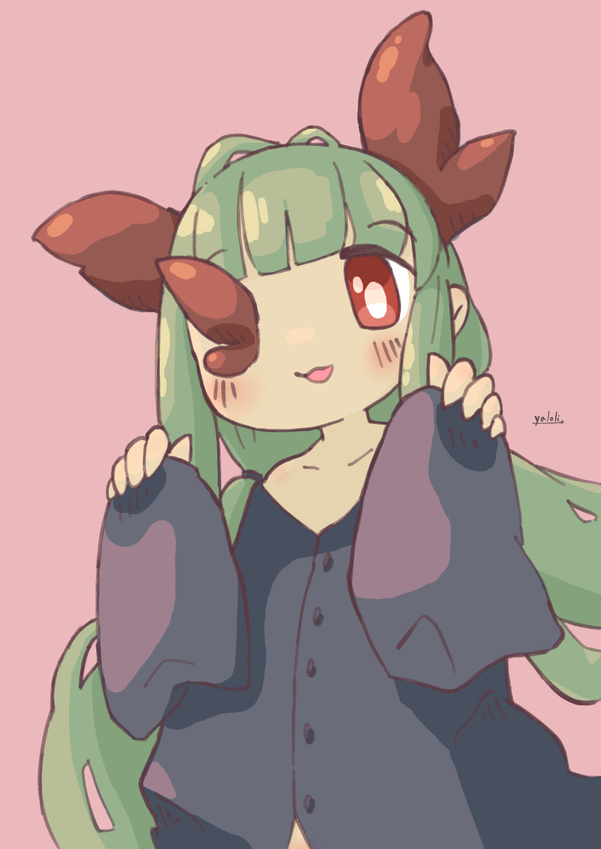 1girl :3 absurdres artist_name bare_shoulders black_dress blunt_bangs blush buttons dress green_hair hands_up highres horns long_hair long_sleeves looking_at_viewer low_twintails missing_eye off_shoulder open_mouth pinching_sleeves pink_background red_eyes sidelocks simple_background smile solo toriko_(void_terrarium) twintails upper_body very_long_hair void_terrarium yaloli