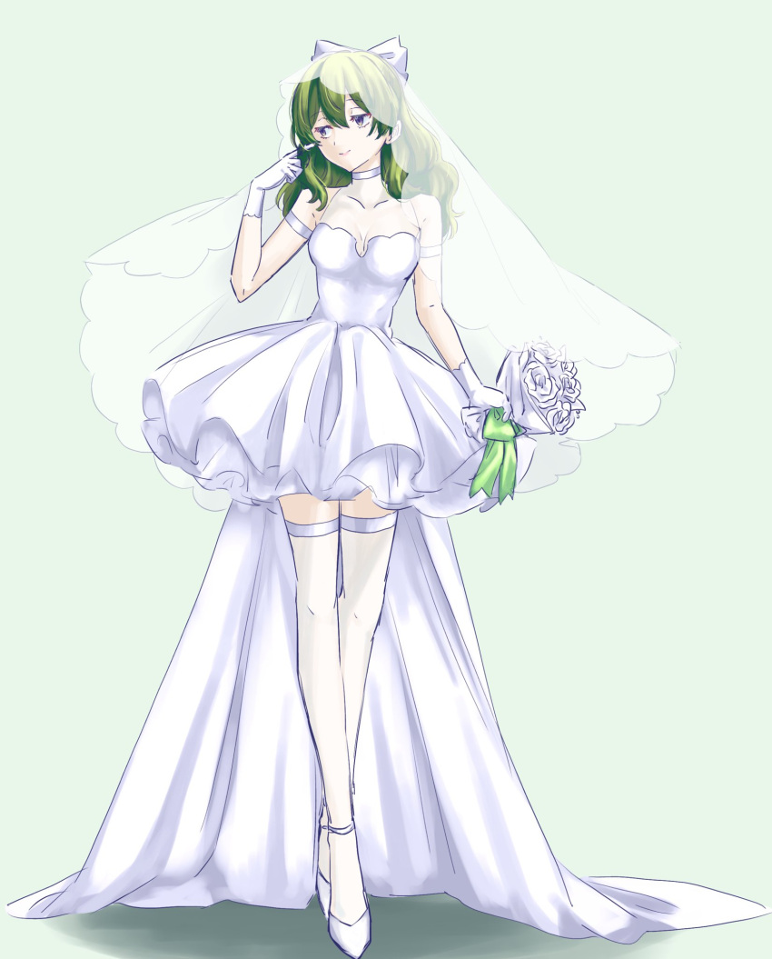 1girl alternate_hairstyle arm_strap banana_(8771207) bouquet bow choker commentary_request crossed_legs dress gloves green_background green_bow green_ribbon half-closed_eyes high_heels highres holding holding_bouquet looking_to_the_side purple_eyes ribbon smile solo sousou_no_frieren train_(clothing) ubel_(sousou_no_frieren) vest watson_cross white_bow white_choker white_dress white_footwear white_gloves white_vest