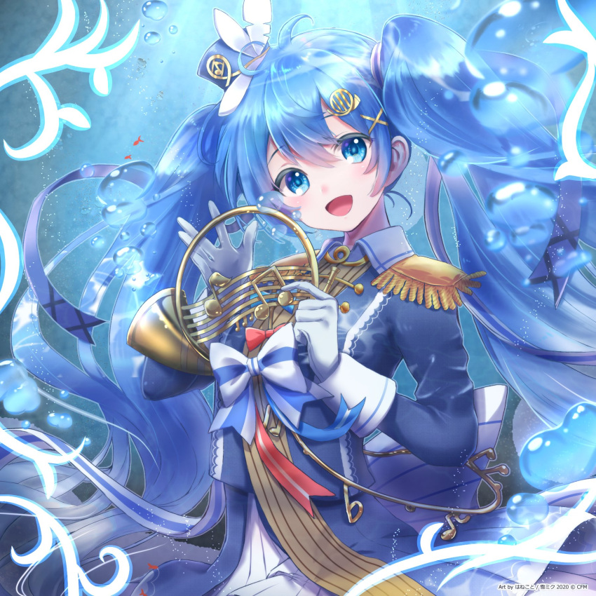 1girl ahoge beamed_eighth_notes closed_mouth commentary_request epaulettes french_horn fringe_trim gloves gradient_hair hair_between_eyes hair_ornament hat hat_feather hatsune_miku highres horn_(instrument) instrument instrument_hair_ornament light_blush long_hair looking_at_viewer mini_hat mini_shako_cap multicolored_hair musical_note musical_note_print musical_staff musical_staff_print nurimas official_alternate_costume official_alternate_hairstyle open_mouth rabbit shako_cap smile solo twintails very_long_hair vocaloid white_gloves white_hair yuki_miku yuki_miku_(2020) yumeu