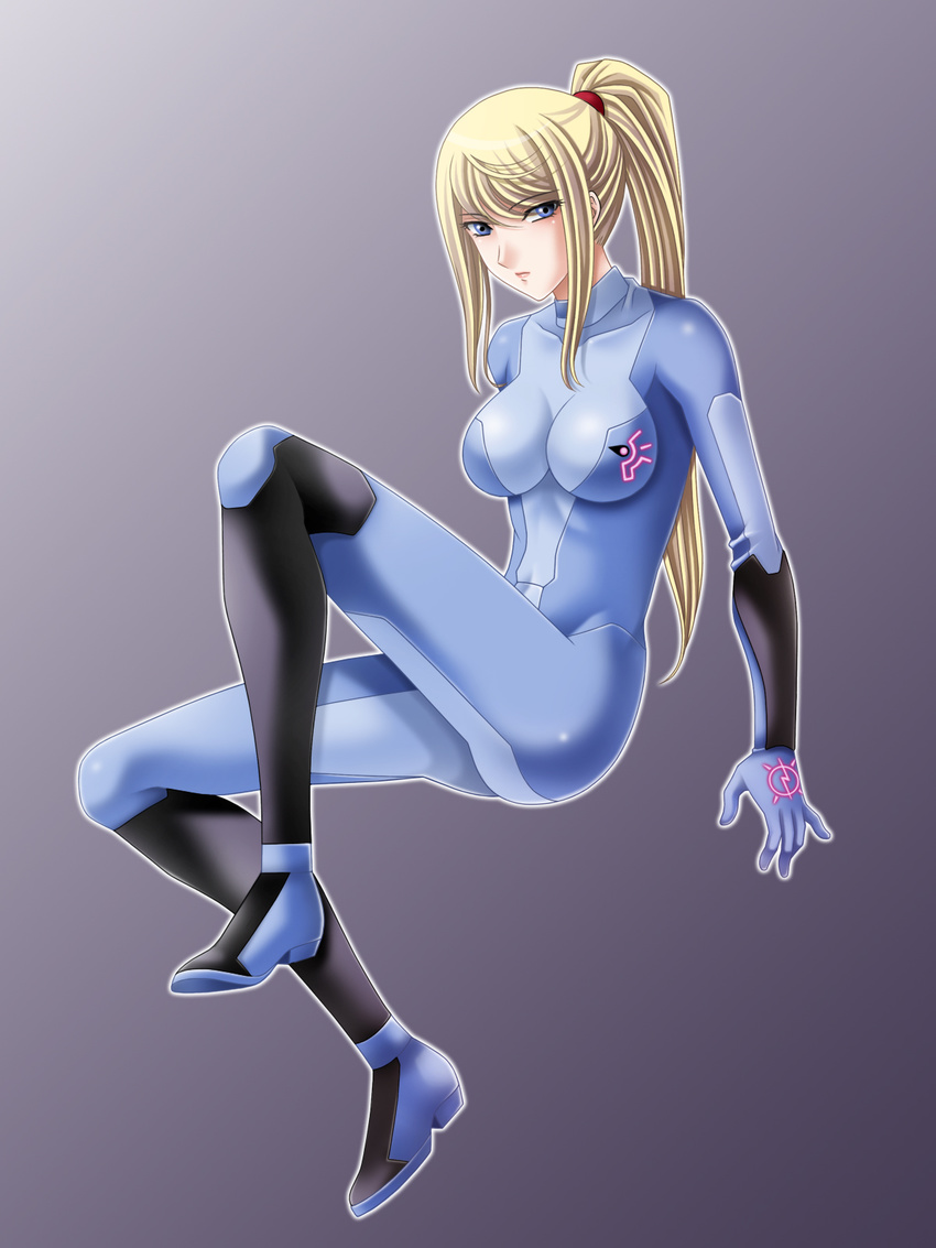 bangs blonde_hair blue_eyes bodysuit breasts closed_mouth covered_collarbone covered_navel emblem expressionless eyebrows eyebrows_visible_through_hair full_body gloves gradient gradient_background grey_background hair_between_eyes hair_tie high_ponytail highres impossible_bodysuit impossible_clothes knee_up long_hair long_ponytail looking_at_viewer medium_breasts metroid metroid:_zero_mission outline pilot_suit ponytail samus_aran sidelocks sitting skin_tight solo tamamon turtleneck very_long_hair zero_suit