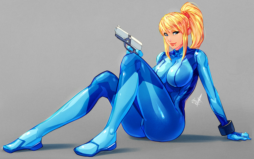 absurdres arm_support armband ass blonde_hair blue_bodysuit blue_eyes bodysuit breasts carlos_javier closed_mouth finger_on_trigger full_body gun hairband highres holding holding_gun holding_weapon knees_up large_breasts light_smile lips long_hair looking_at_viewer metroid mole mole_under_mouth ponytail samus_aran shiny shiny_clothes sideways_glance signature sitting skin_tight smile solo trefoil weapon zero_suit