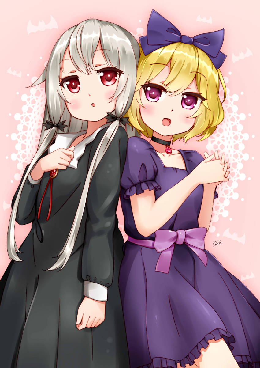 2girls :o absurdres arm_at_side arm_up back-to-back bat black_choker black_dress blonde_hair blue_bow blue_dress blush bow brooch choker commentary_request cowboy_shot doily dress erie_(tonari_no_kyuuketsuki-san) eyebrows_visible_through_hair hair_between_eyes hair_bow hand_on_own_chest hands_clasped highres interlocked_fingers jewelry long_hair long_sleeves looking_at_viewer multiple_girls open_mouth own_hands_together pendant pink_background puffy_short_sleeves puffy_sleeves purple_sash red_eyes ruby_(gemstone) sato_(actual_size) short_hair short_sleeves sidelocks signature silver_hair sophie_twilight tonari_no_kyuuketsuki-san very_long_hair
