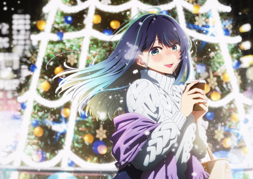 1girl :d absurdres aqua_eyes aqua_nails black_hair blue_hair blurry blurry_background blush breath christmas christmas_ornaments christmas_tree coffee_cup commentary cup disposable_cup earrings english_commentary eyelashes floating_hair fringe_trim gradient_hair hands_up happy highres hirayama_kanna holding holding_cup jewelry kurokawa_akane long_hair long_sleeves looking_at_viewer multicolored_hair nail_polish night nose_blush official_art open_mouth oshi_no_ko outdoors purple_scarf ribbed_sweater scarf smile snowflake_earrings snowing solo steam straight_hair sweater swept_bangs teeth turtleneck turtleneck_sweater upper_body upper_teeth_only white_sweater winter