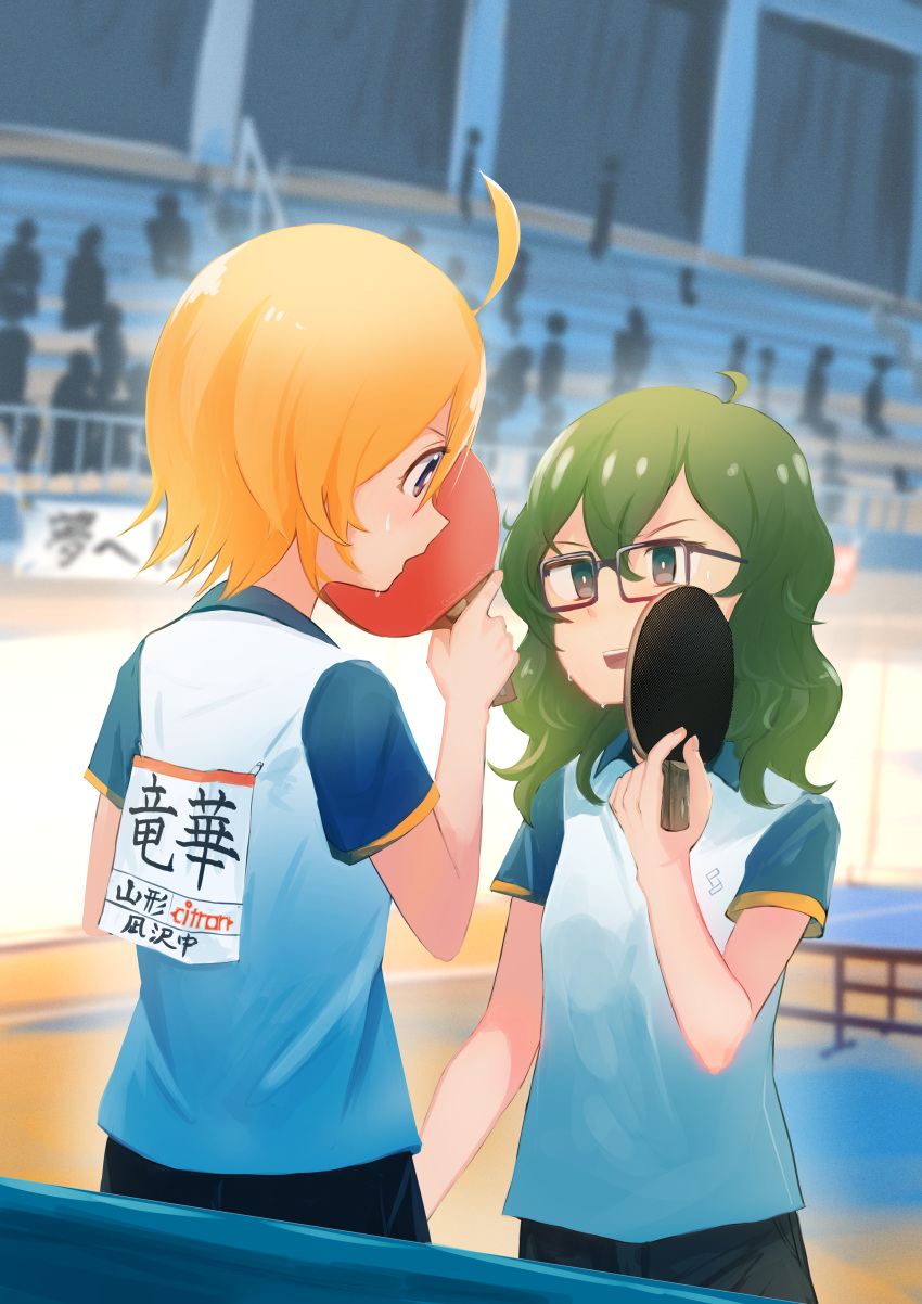 2girls absurdres ahoge black_shorts blonde_hair blue_eyes blurry blurry_background collared_shirt commentary_request crowd film_grain glasses green_eyes highres inami_hatoko medium_hair multiple_girls open_mouth original paddle shirt short_sleeves shorts sweat table_tennis table_tennis_net table_tennis_paddle teeth translation_request upper_teeth_only white_shirt