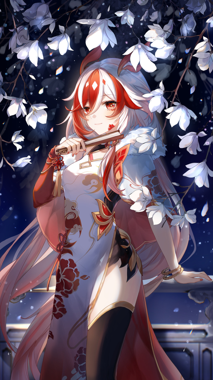 1girl absurdres adapted_costume bare_shoulders black_thighhighs branch cape china_dress chinese_clothes dress elbow_gloves eyeliner flower fu_hua fu_hua_(fenghuang_of_vicissitude) fur-trimmed_cape fur_trim gloves hair_between_eyes hand_fan highres holding holding_fan honkai_(series) honkai_impact_3rd leaning_on_object light_smile long_hair looking_at_viewer low-tied_long_hair low_twintails makeup mangzhi_yaoyao multicolored_hair night official_alternate_costume red_eyeliner red_eyes red_gloves red_hair red_scales side_slit single_glove sleeveless sleeveless_dress solo streaked_hair symbol-shaped_pupils thighhighs thighs tree twintails two-tone_hair white_dress white_flower white_hair yellow_pupils