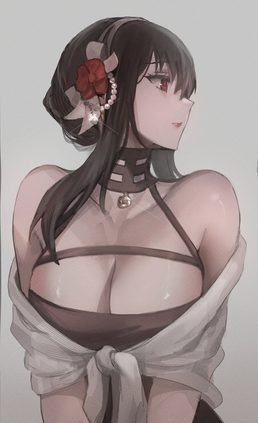 1girl absurdres bare_shoulders black_dress black_hair commentary dress grey_background highres long_hair looking_to_the_side pink_lips red_eyes shawl sidelocks simple_background sleeveless sleeveless_dress solo spy_x_family tommy_(kingdukeee) upper_body yor_briar