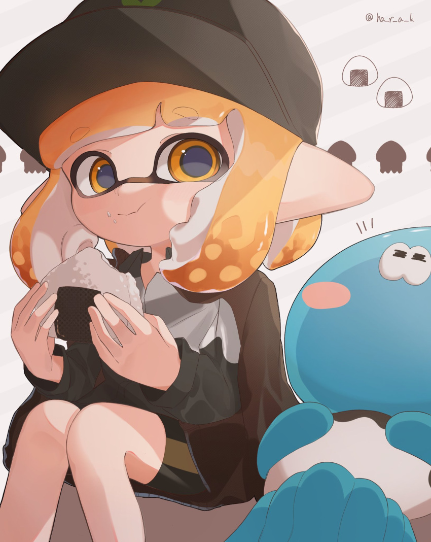 1girl 1other =_= artist_name baseball_cap bike_shorts black_headwear blonde_hair blue_skin chewing closed_mouth colored_skin commentary_request eyebrows_hidden_by_hair feet_out_of_frame food ha_r_a_k hat highres holding holding_food inkling inkling_girl inkling_player_character jellyfish looking_at_viewer medium_hair onigiri pointy_ears print_headwear sitting smile splatoon_(series) splatoon_3 tentacle_hair thick_eyebrows twitter_username white_background yellow_eyes