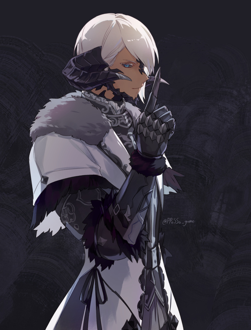 1boy absurdres armor au_ra black_sclera blue_eyes closed_mouth colored_sclera final_fantasy final_fantasy_xiv from_side gauntlets gg_dal highres horn_cover horns index_finger_raised looking_at_viewer looking_to_the_side male_focus monster_boy robe short_hair sideways_glance solo warrior_of_light_(ff14) white_hair white_robe