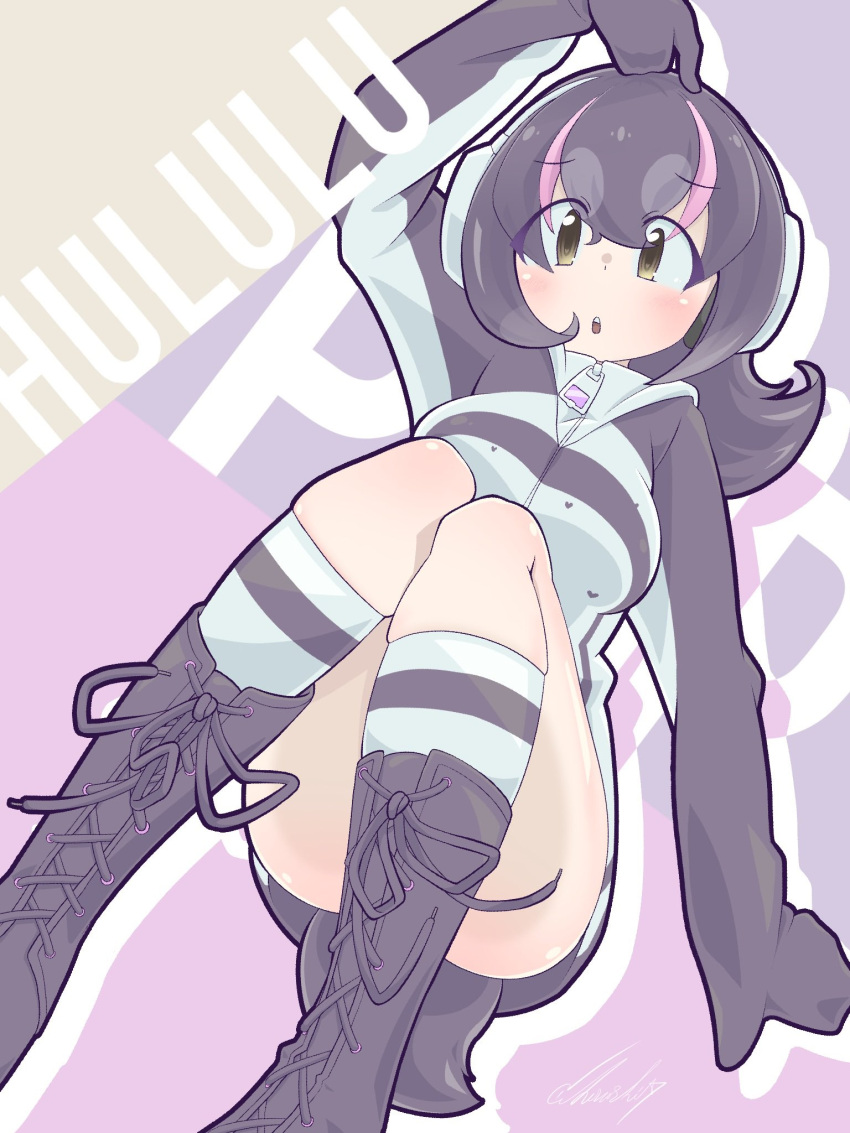 1girl black_hair black_hoodie boots cherushi_2 gloves headphones highres hood hoodie humboldt_penguin_(kemono_friends) kemono_friends long_hair looking_at_viewer multicolored_hair penguin_girl penguin_tail purple_background purple_hair simple_background socks solo tail two-tone_hair yellow_eyes zipper