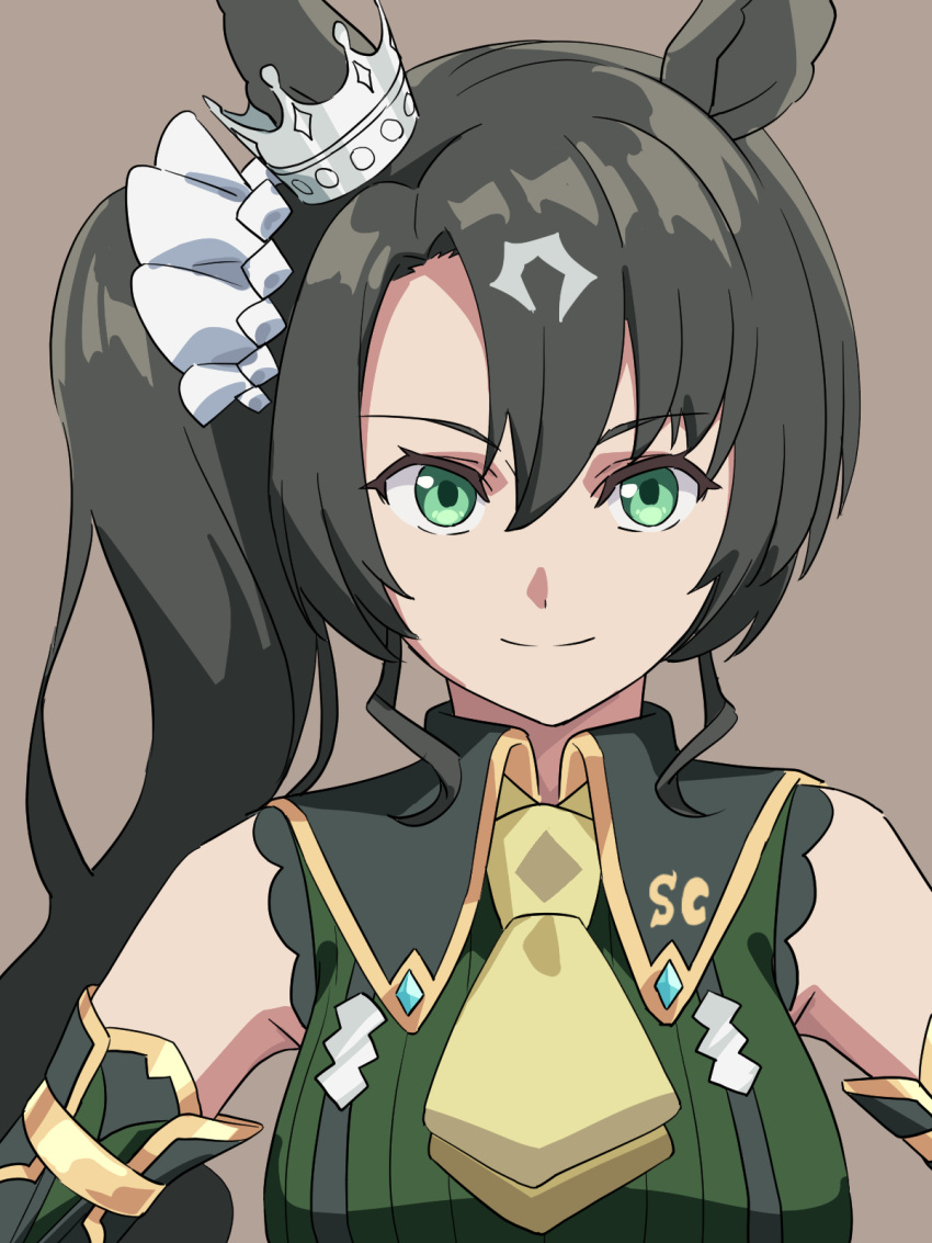 1girl animal_ears ascot baasaku_(balasaku24) bare_shoulders black_hair crown ear_ornament green_eyes green_shirt hair_between_eyes highres horse_ears horse_girl looking_at_viewer mini_crown satono_crown_(umamusume) shirt side_ponytail sleeveless sleeveless_shirt smile solo umamusume upper_body yellow_ascot