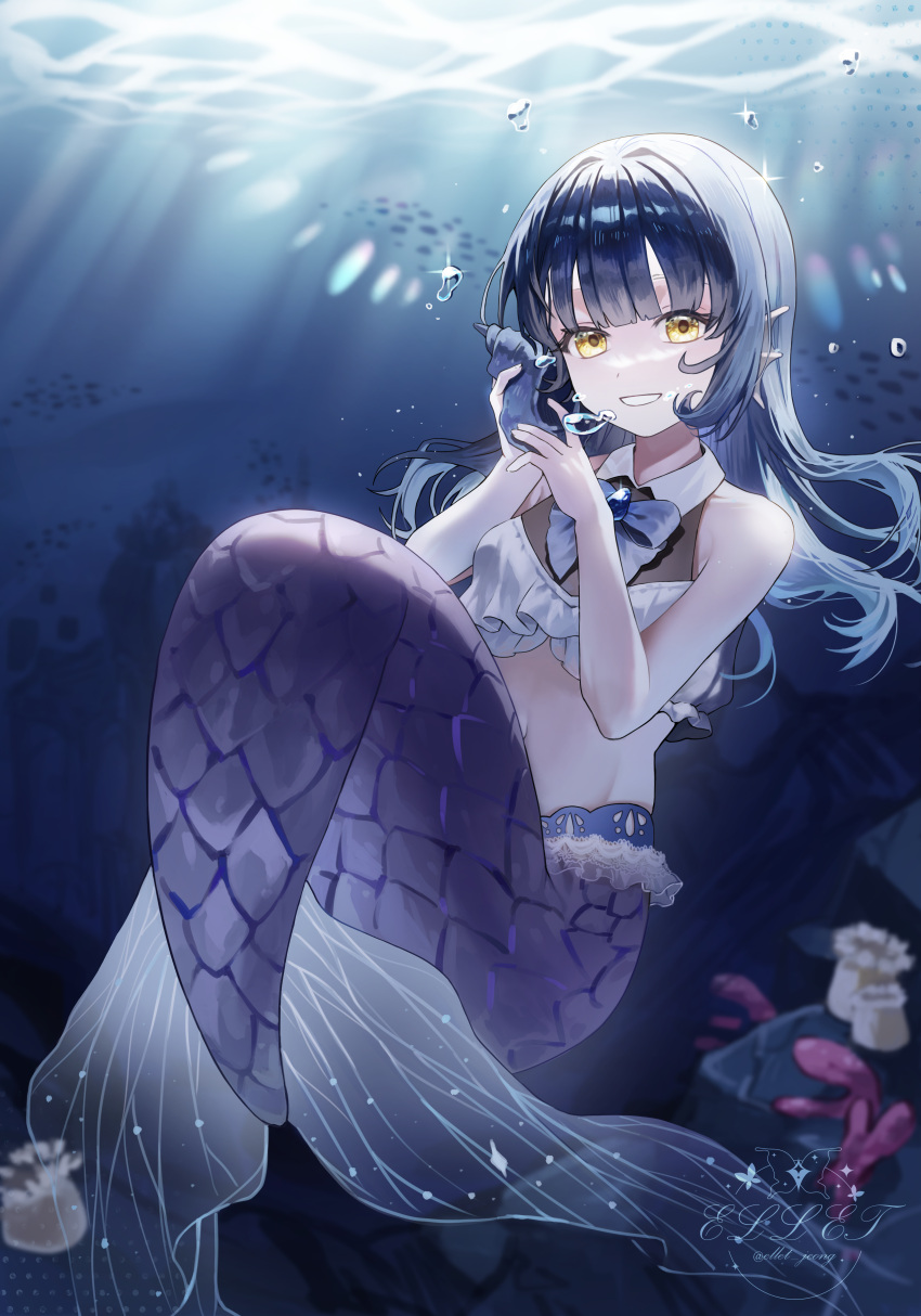 1girl absurdres black_hair collared_shirt commentary_request crop_top cropped_shirt ellet_j fins full_body grin head_fins highres holding long_hair looking_at_viewer mermaid monster_girl original scales shirt sleeveless sleeveless_shirt smile solo underwater yellow_eyes