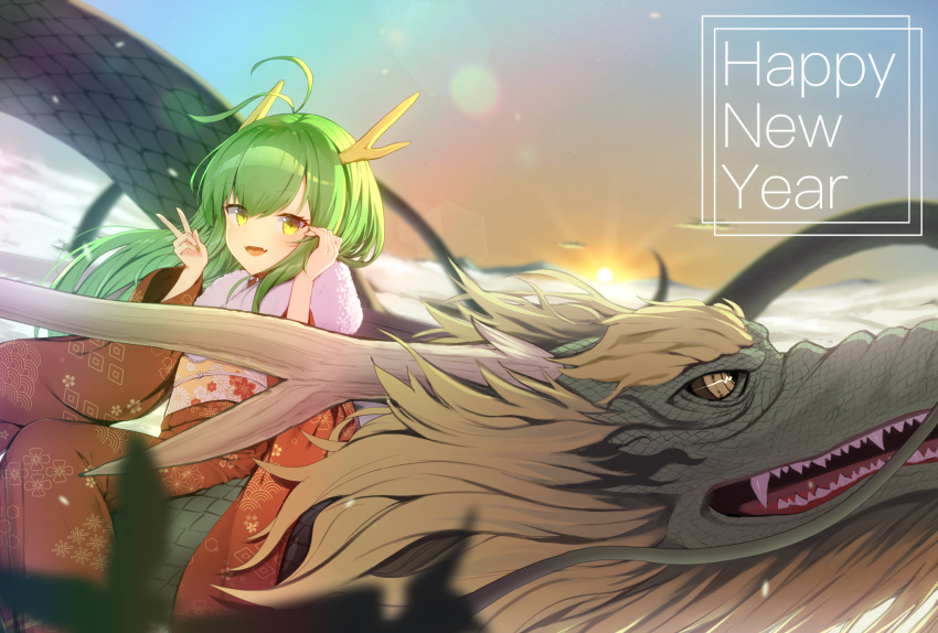 1girl antenna_hair chinese_zodiac choro_tofu dragon dragon_horns eastern_dragon fangs fur_collar green_hair hands_up happy_new_year highres horns japanese_clothes kimono long_hair long_sleeves looking_at_viewer new_year obi open_mouth original riding sash sidesaddle sitting slit_pupils smile solo v wide_sleeves year_of_the_dragon yellow_eyes