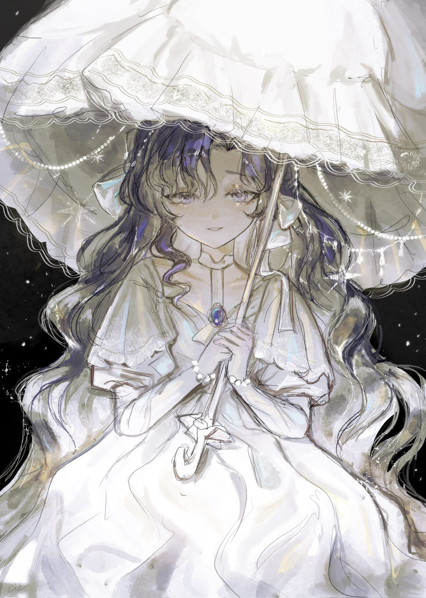 1girl black_background bow brooch cindymeimezu dress gem hair_bow highres holding holding_umbrella jewelry layered_sleeves long_hair long_sleeves looking_at_viewer original parasol parted_bangs purple_eyes smile solo umbrella very_long_hair wavy_hair white_bow white_dress white_umbrella