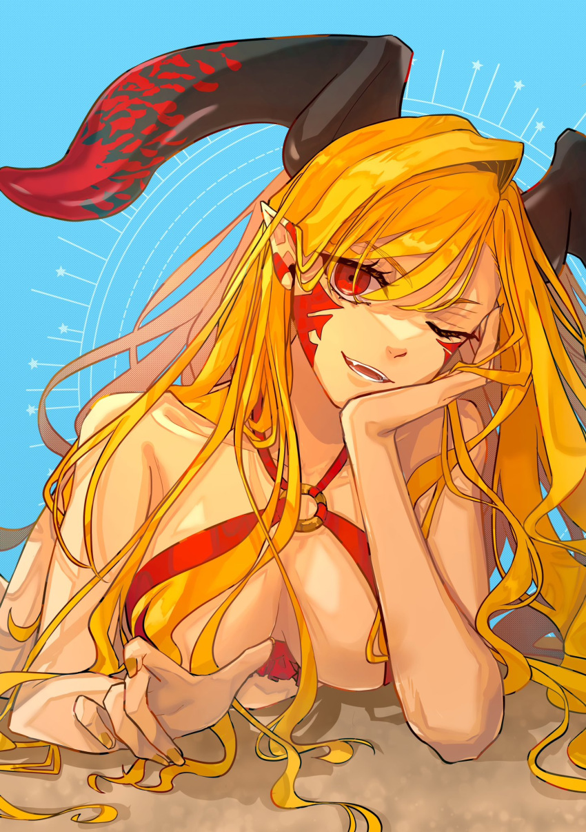 1girl alternate_costume bikini black_horns blonde_hair breasts dragon_horns facial_mark fate/grand_order fate_(series) highres hiyoko_no_tamago horns large_breasts long_hair long_horns looking_at_viewer nero_claudius_(fate) o-ring o-ring_bikini one_eye_closed pointy_ears queen_draco_(fate) queen_draco_(third_ascension)_(fate) red_eyes red_scales smile solo swimsuit