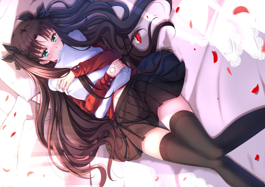 1girl bed black_hair fate/stay_night fate_(series) female long_hair skirt solo swordsouls thighhighs tohsaka_rin zettai_ryouiki