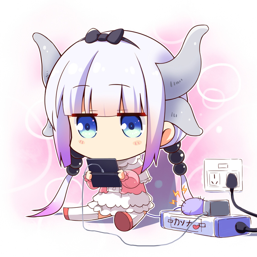 bad_id bad_pixiv_id blue_eyes chibi dragon_girl dragon_horns dragon_tail electric_socket hair_bobbles hair_ornament hairband handheld_game_console highres holding horns kanna_kamui kobayashi-san_chi_no_maidragon lavender_hair long_hair low_twintails nintendo_3ds playing_games power_strip recharging solo subaru_(794829485) tail translated twintails