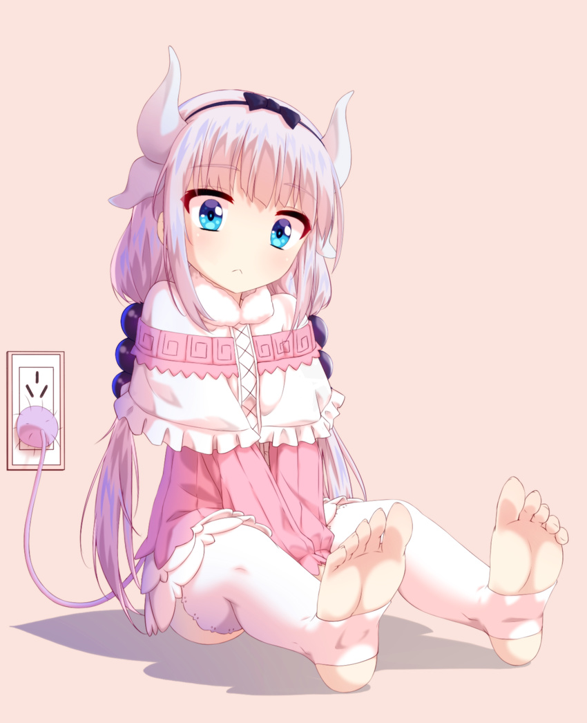 :&lt; barefoot black_hairband blue_eyes charging commentary_request dragon_girl dragon_horns electric_plug electric_socket feet hairband highres horns kanna_kamui kobayashi-san_chi_no_maidragon long_hair looking_at_viewer pink_background recharging simple_background sitting skyneko soles solo tail thighhighs toeless_legwear twintails white_legwear