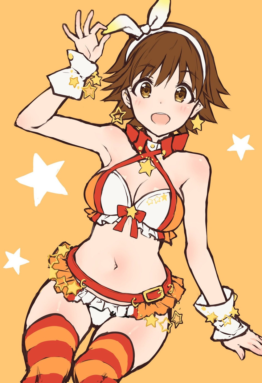 adapted_costume arm_support bare_shoulders belt blush bow bracelet breasts brown_eyes brown_hair cleavage commentary_request criss-cross_halter earrings eyebrows_visible_through_hair hair_bow hairband halterneck highres honda_mio idolmaster idolmaster_cinderella_girls jewelry looking_at_viewer medium_breasts midriff miniskirt navel open_mouth orange_background short_hair skirt smile star star_earrings striped striped_legwear sunset_nostalgie takeashiro thighhighs wrist_cuffs