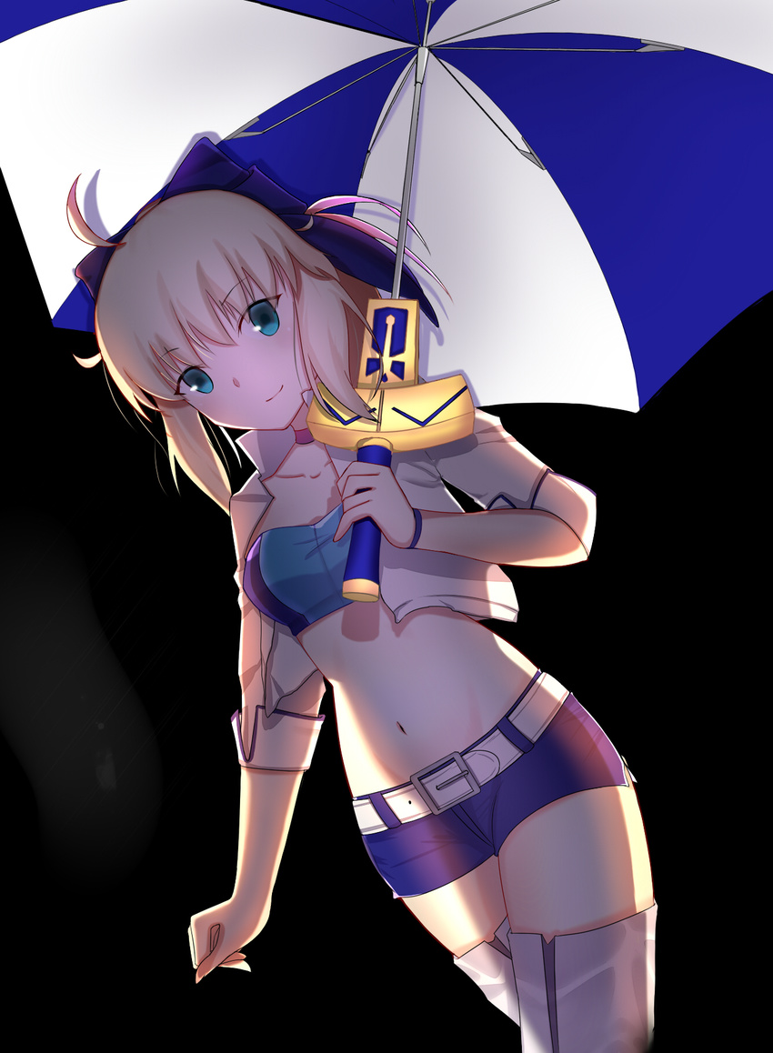 adapted_object ahoge alternate_costume artoria_pendragon_(all) bandeau black_background blonde_hair blue_ribbon cropped_jacket fate/grand_order fate_(series) green_eyes groin hair_ribbon highres looking_at_viewer midriff ponytail race_queen ribbon saber short_shorts shorts smile solo thighhighs thighs type-moon umbrella xue_fengzi