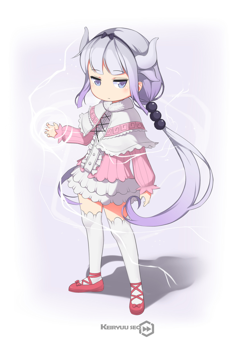 artist_name black_hairband dragon_girl dragon_horns electricity eyebrows_visible_through_hair gradient_hair hairband highres horns kanna_kamui kobayashi-san_chi_no_maidragon long_hair multicolored_hair paavuchi purple_eyes purple_hair simple_background slit_pupils solo standing tail thighhighs twintails white_legwear