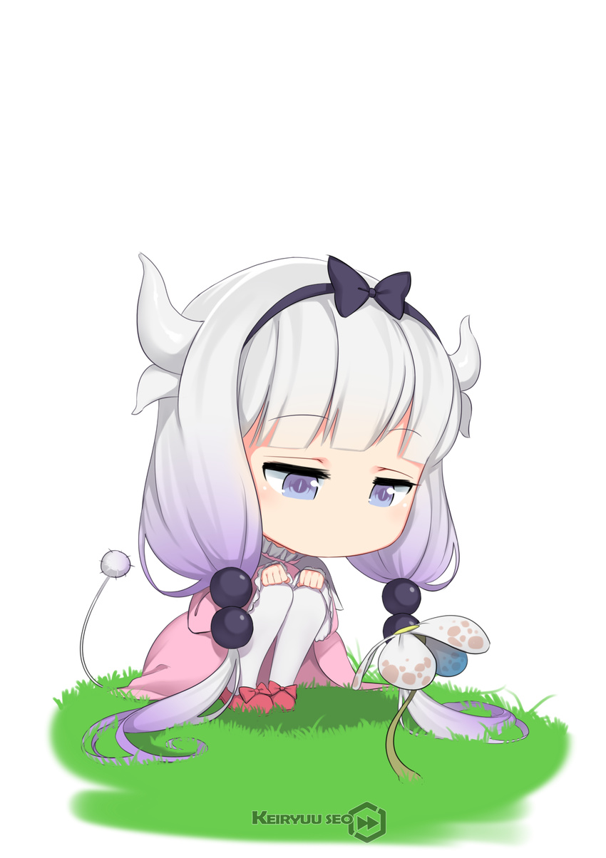 artist_name black_hairband dragon_girl dragon_horns eyebrows_visible_through_hair flower gradient_hair grass hairband highres horns kanna_kamui kobayashi-san_chi_no_maidragon long_hair multicolored_hair paavuchi purple_eyes purple_hair slit_pupils solo squatting tail transparent_background twintails white_legwear